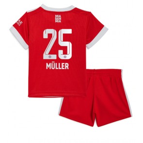 Bayern Munich Thomas Muller #25 babykläder Hemmatröja barn 2022-23 Korta ärmar (+ Korta byxor)